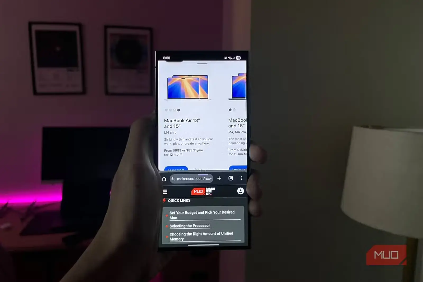 فردی که Samsung Galaxy S24 Ultra را در دست دارد و Google Chrome و Samsung Internet را بهصورت تقسیمصفحه باز دارد