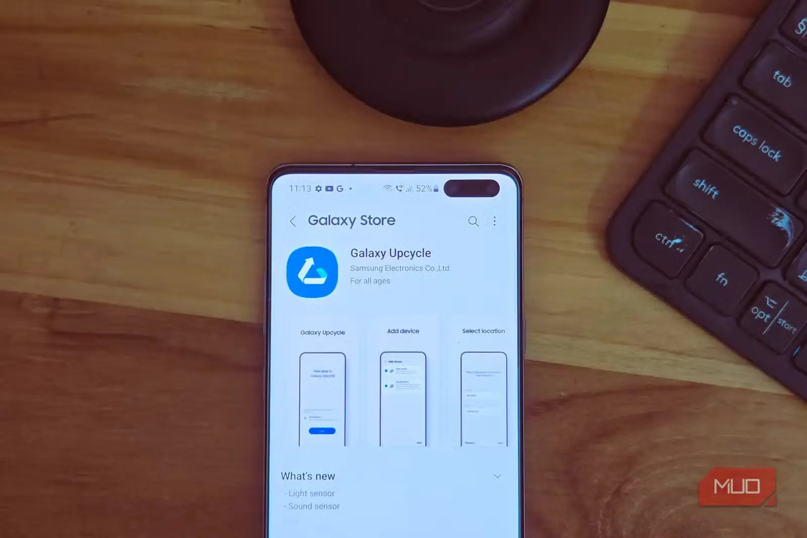 Galaxy Store که برنامه Upcycle را روی Samsung S10 روی میز چوبی نمایش میدهد