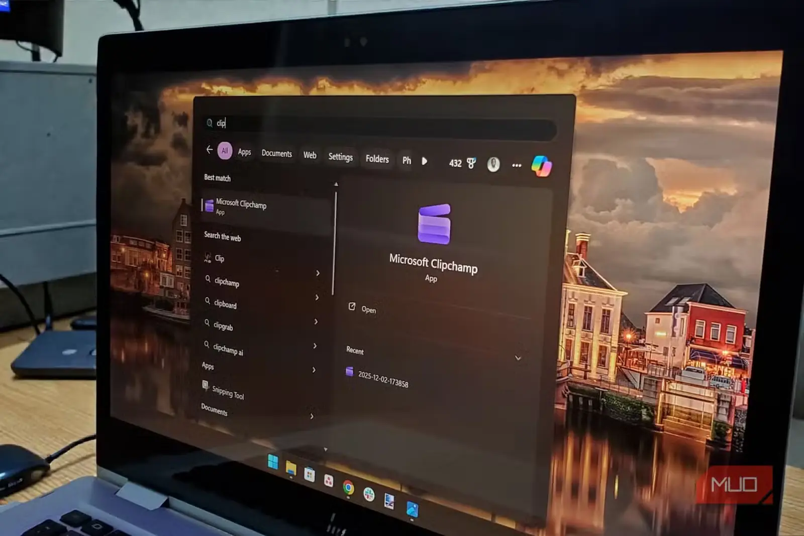 صفحه لپ‌تاپ که منوی استارت ویندوز را نشان می‌دهد با Clipchamp به عنوان اولین نتیجه جستجو.
