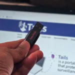 فلش USB در کشوی شما: دیسک نجات رایگان، رایانهٔ همراه و گاوصندوق گذرواژهٔ آفلاین