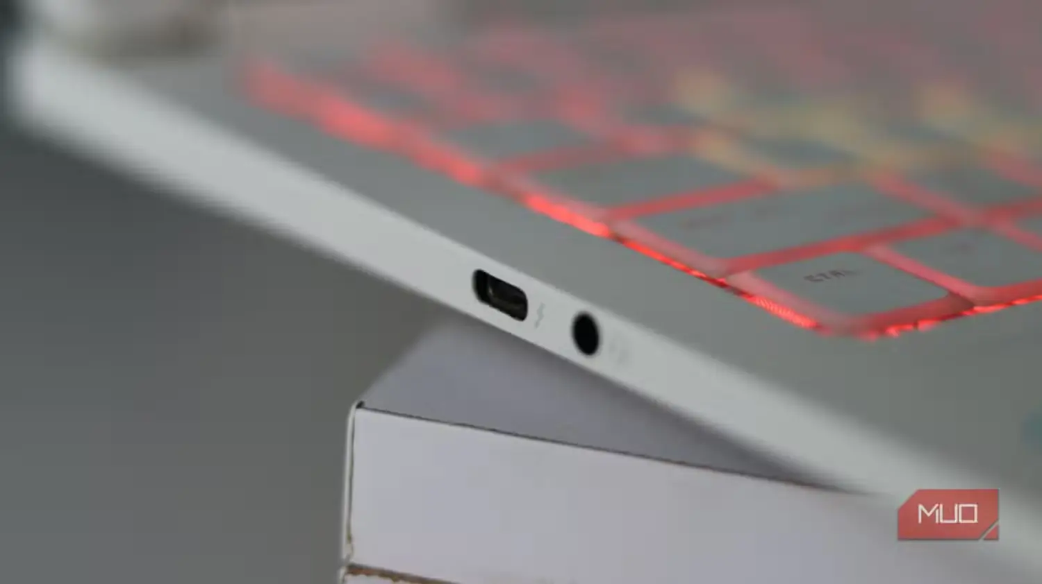 لوگوی تاندربولت روی درگاه USB-C