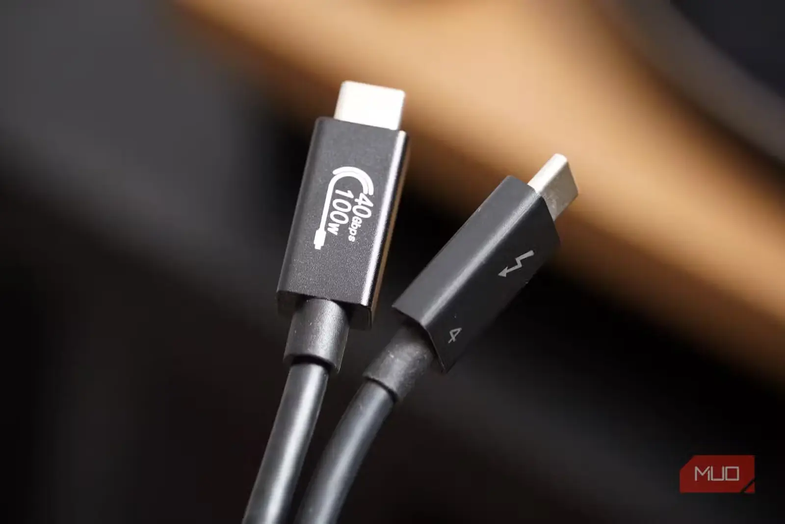 یک کابل USB4 در کنار کابل تاندربولت ۴