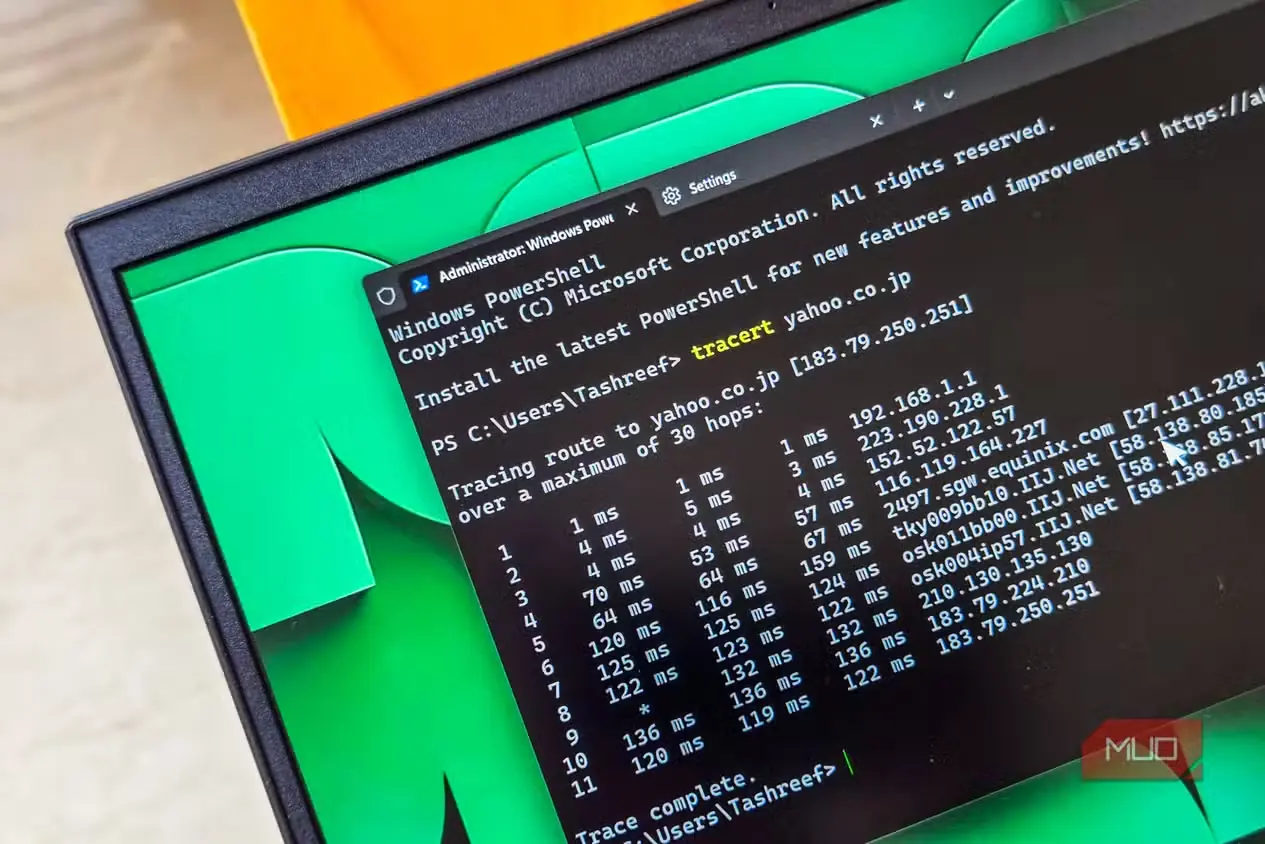 اجرای دستور Tracert در ترمینال ویندوزِ باز شده روی یک لپ‌تاپ HP Pavilion