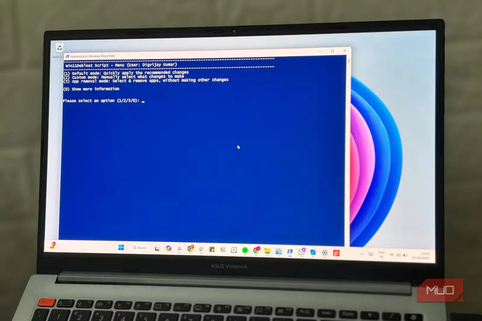 اجرای اسکریپت تمیزسازی ویندوز در PowerShell روی صفحهنمایش لپتاپ