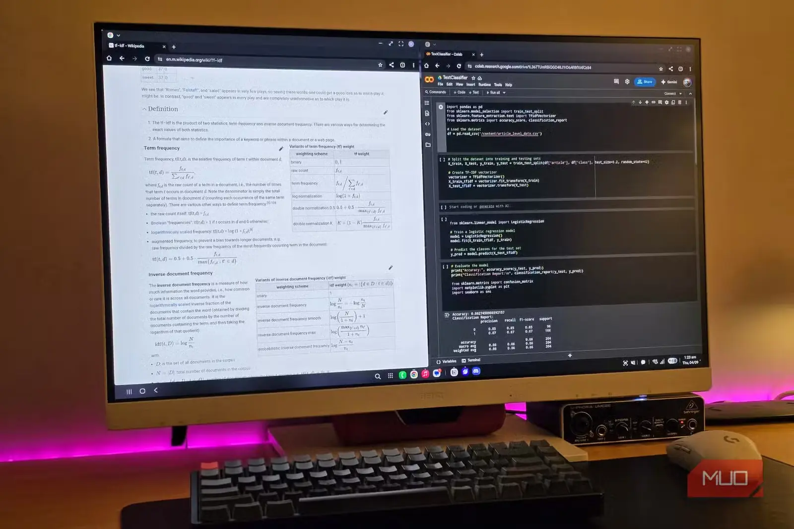 سامسونگ دکس در حال اجرای دو پنجره کروم با کیبورد و ماوس روی میز
