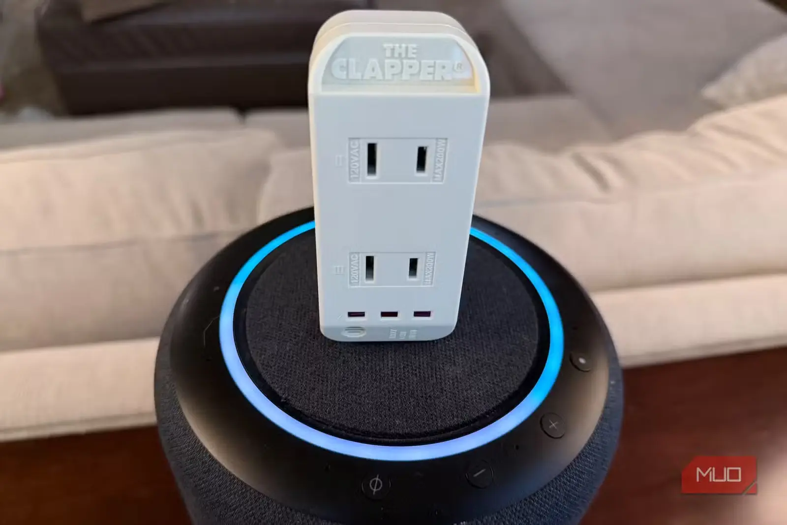 دستگاه The Clapper در کنار Amazon Echo