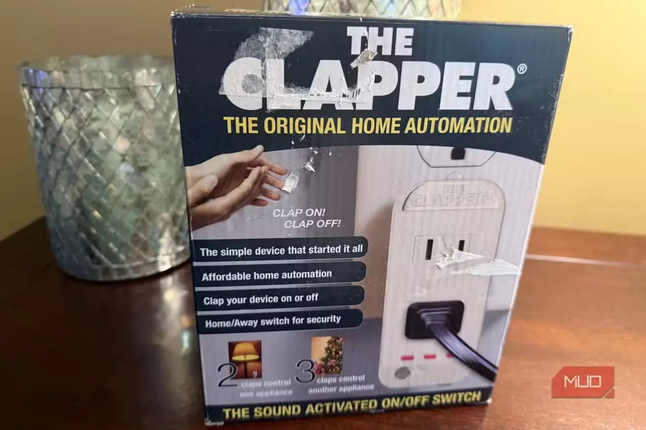 نمای جلوی جعبه The Clapper در کنار وسیله تزئینی