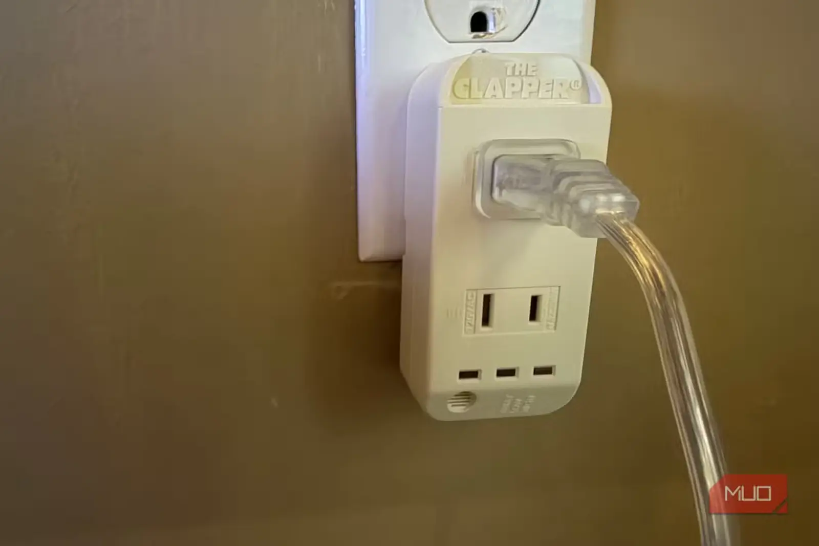 دستگاه The Clapper متصل به پریز برق