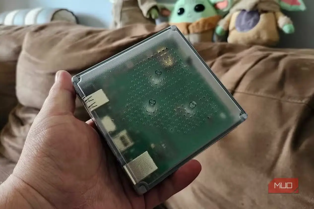 Home Assistant Green در دست