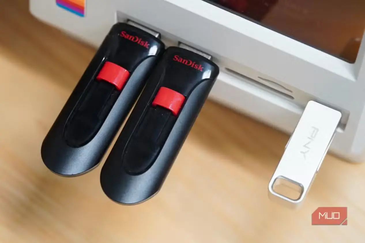 درایوهای USB متصل به ایستگاه داک