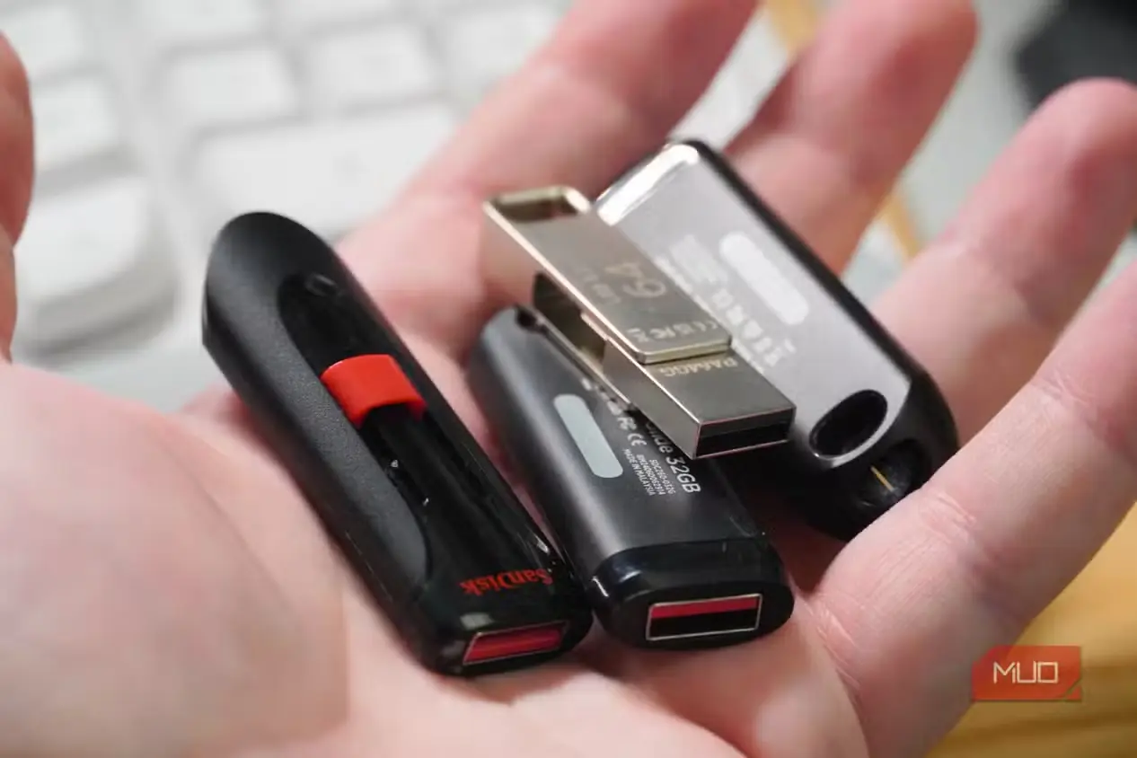 چند درایو USB در کف دست