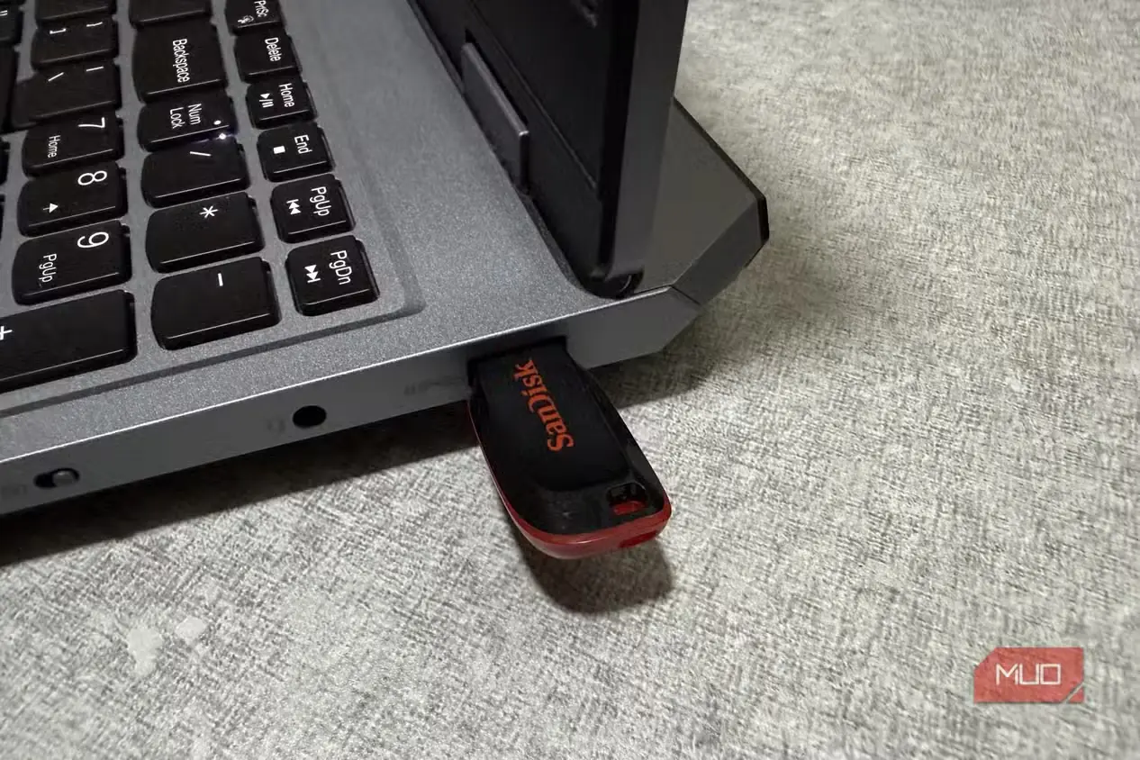 نمای نزدیک از درایو USB متصل به لپتاپ