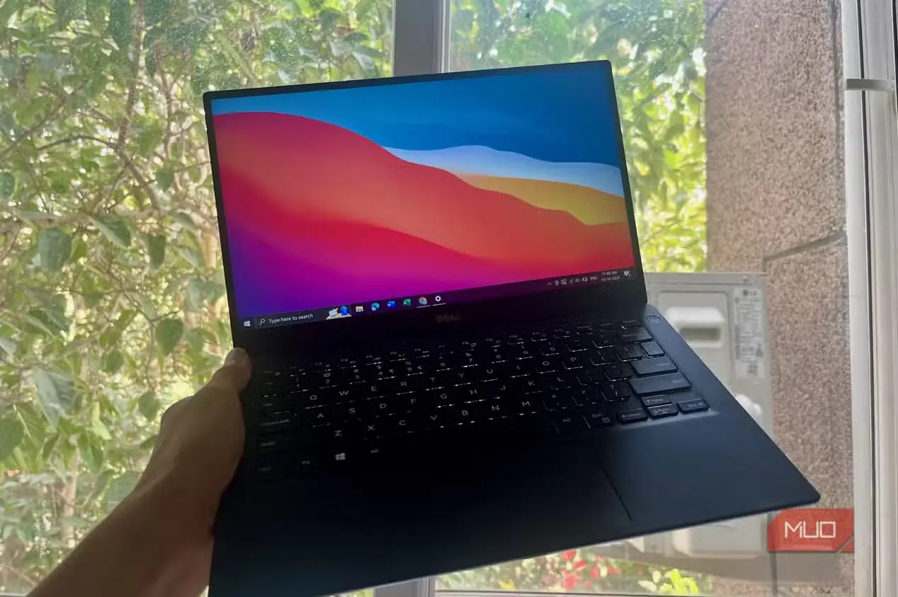لپتاپ Dell XPS 13 در حال اجرای ویندوز ۱۰