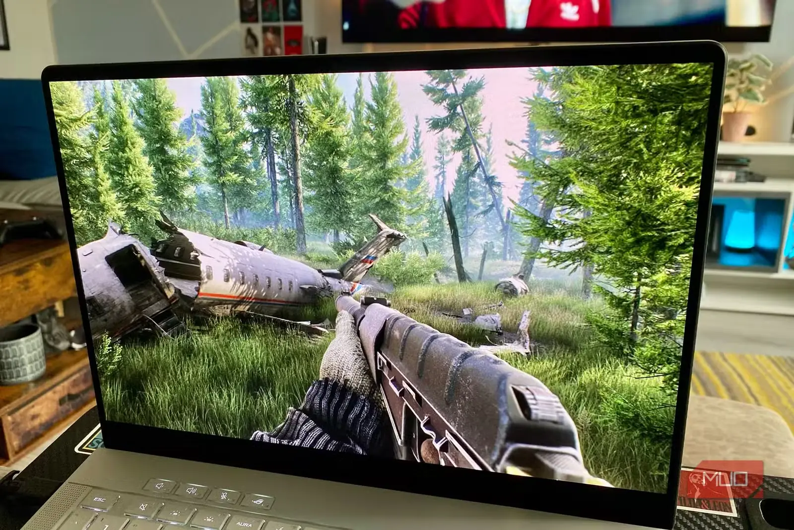 تصویر Escape from Tarkov روی نوکتاچ گیمینگ ROG Zephyrus G14