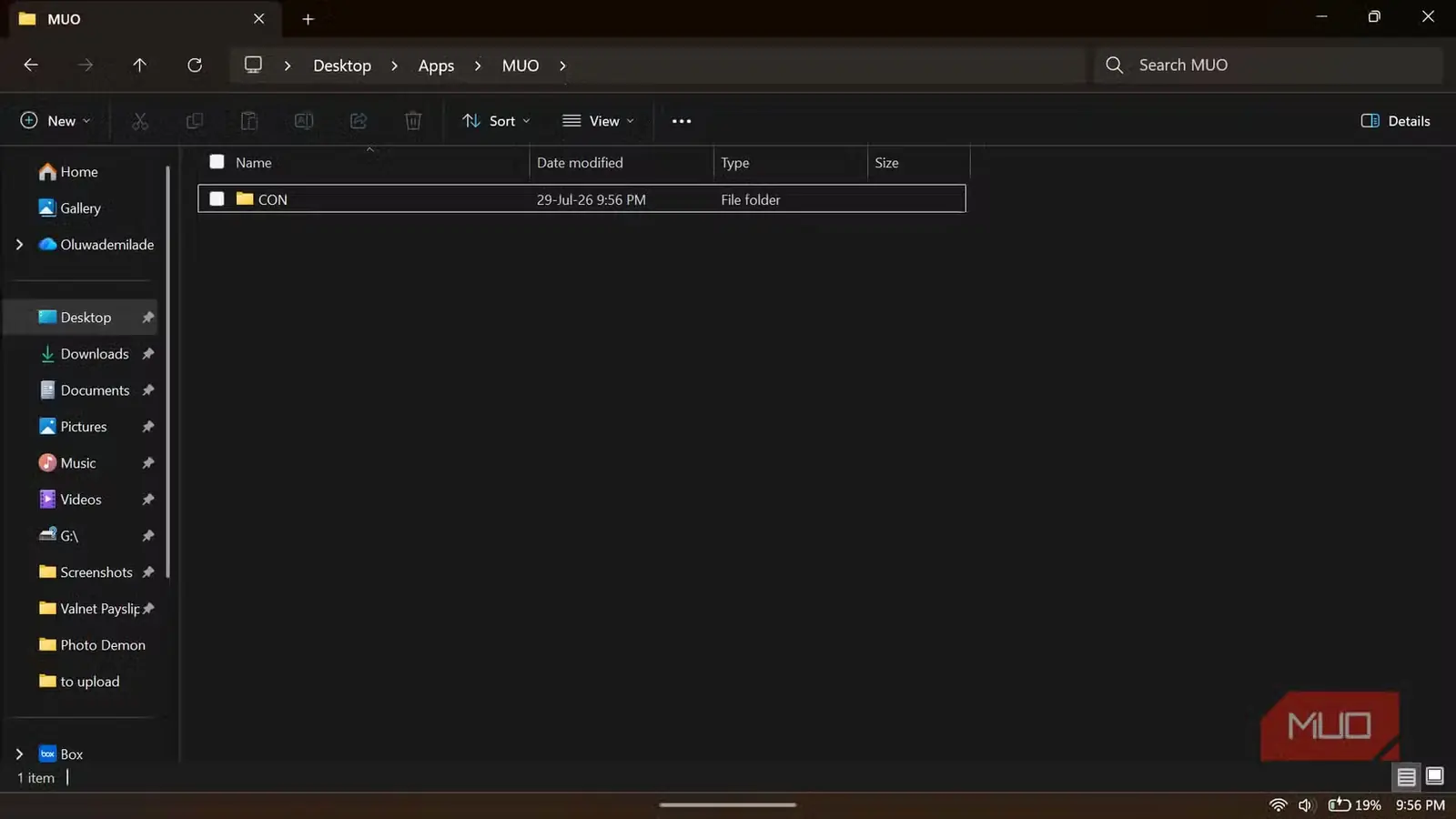 کاوشگر فایل Windows که پوشهای با نام con را نشان میدهد