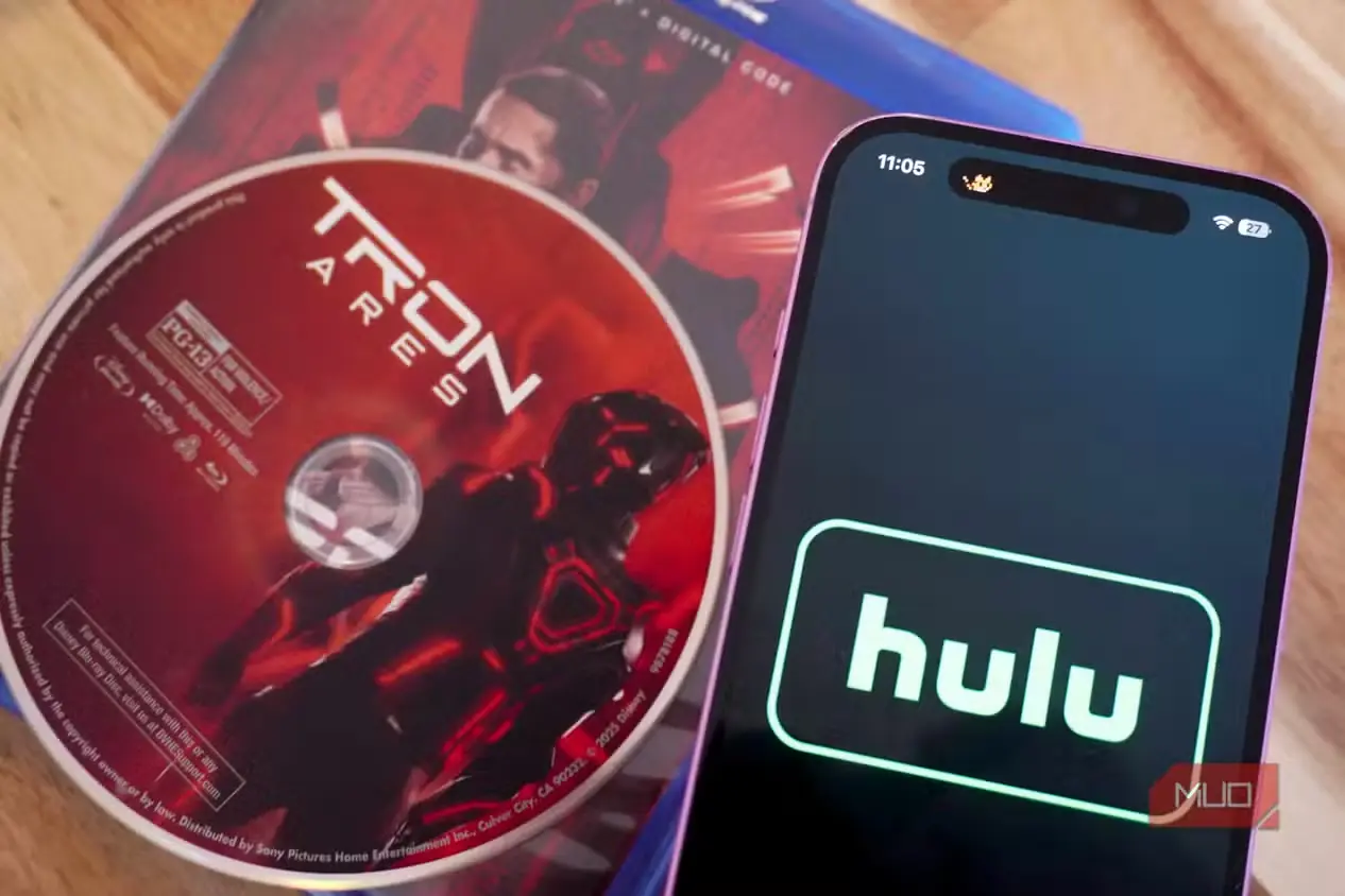 یک دیسک Blu-ray در کنار اپلیکیشن Hulu