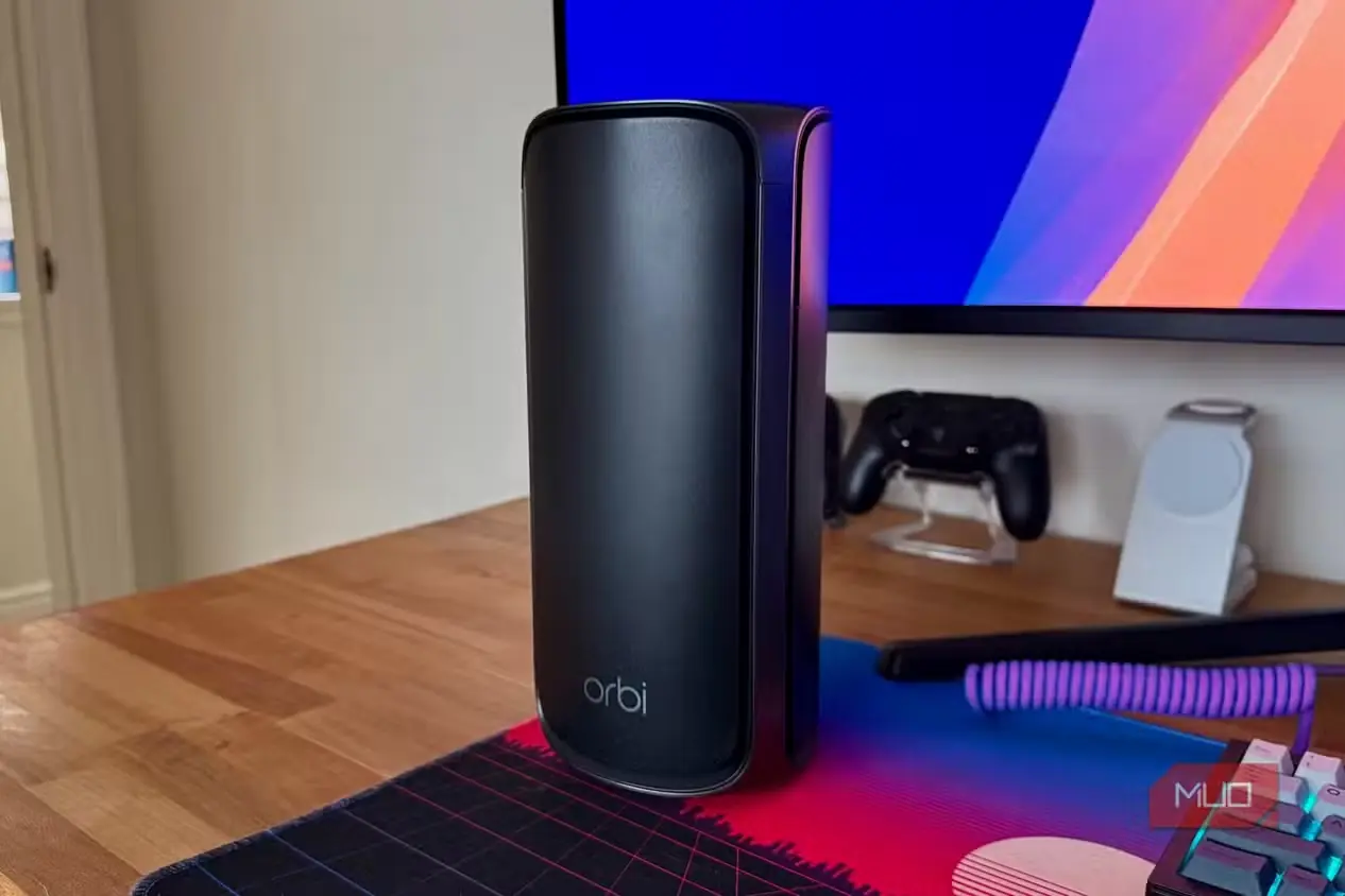 روتر مشکی Netgear Orbi روی میز چوبی