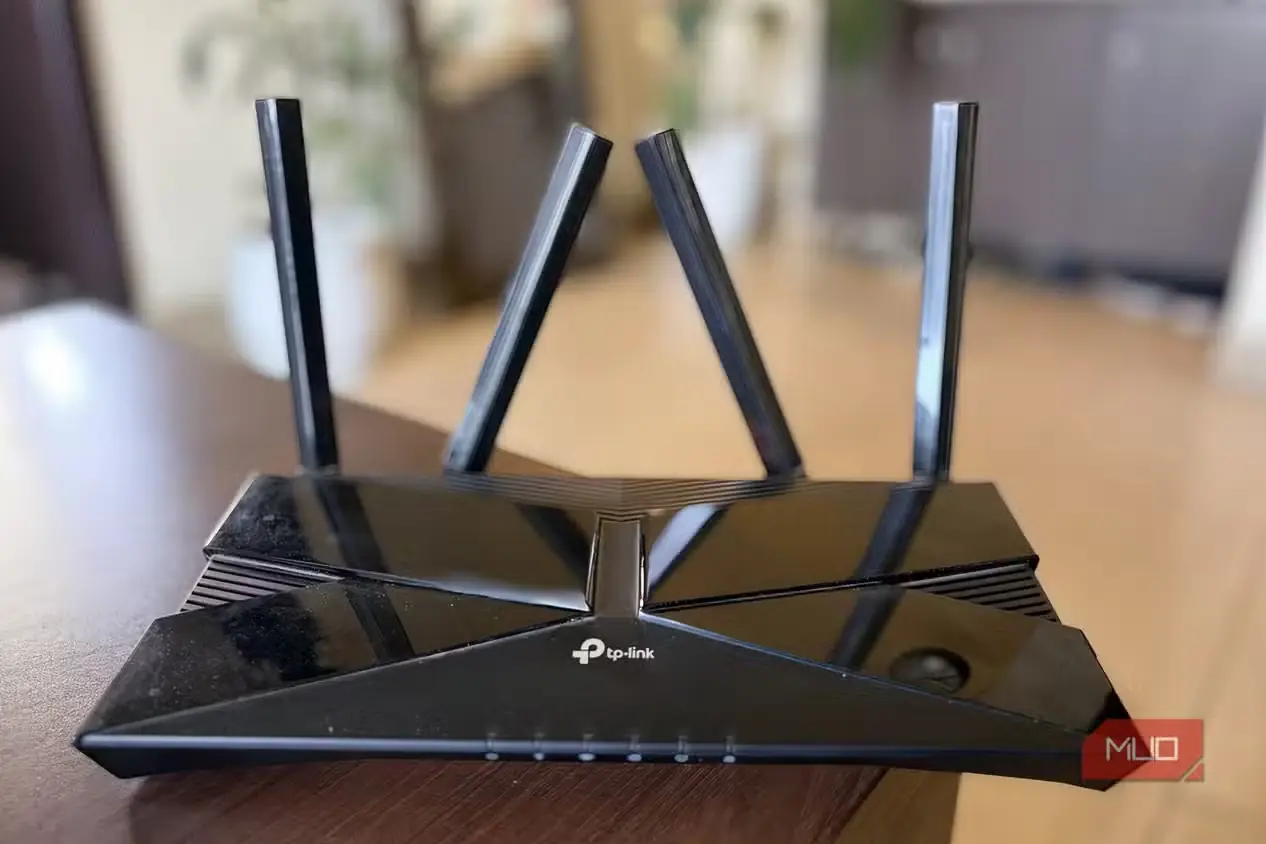 روتر Wi-Fi 6 مدل TP-Link روی میز