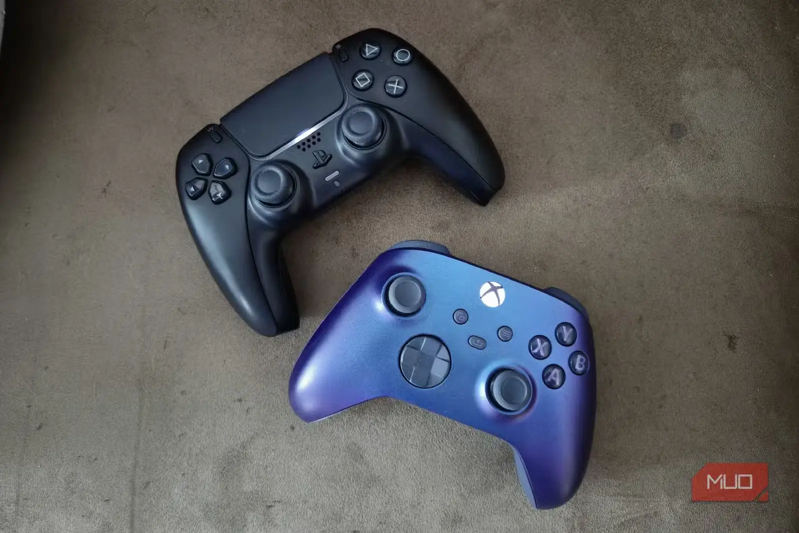 یک کنترلر مشکی DualSense و یک کنترلر بنفش Xbox Series X