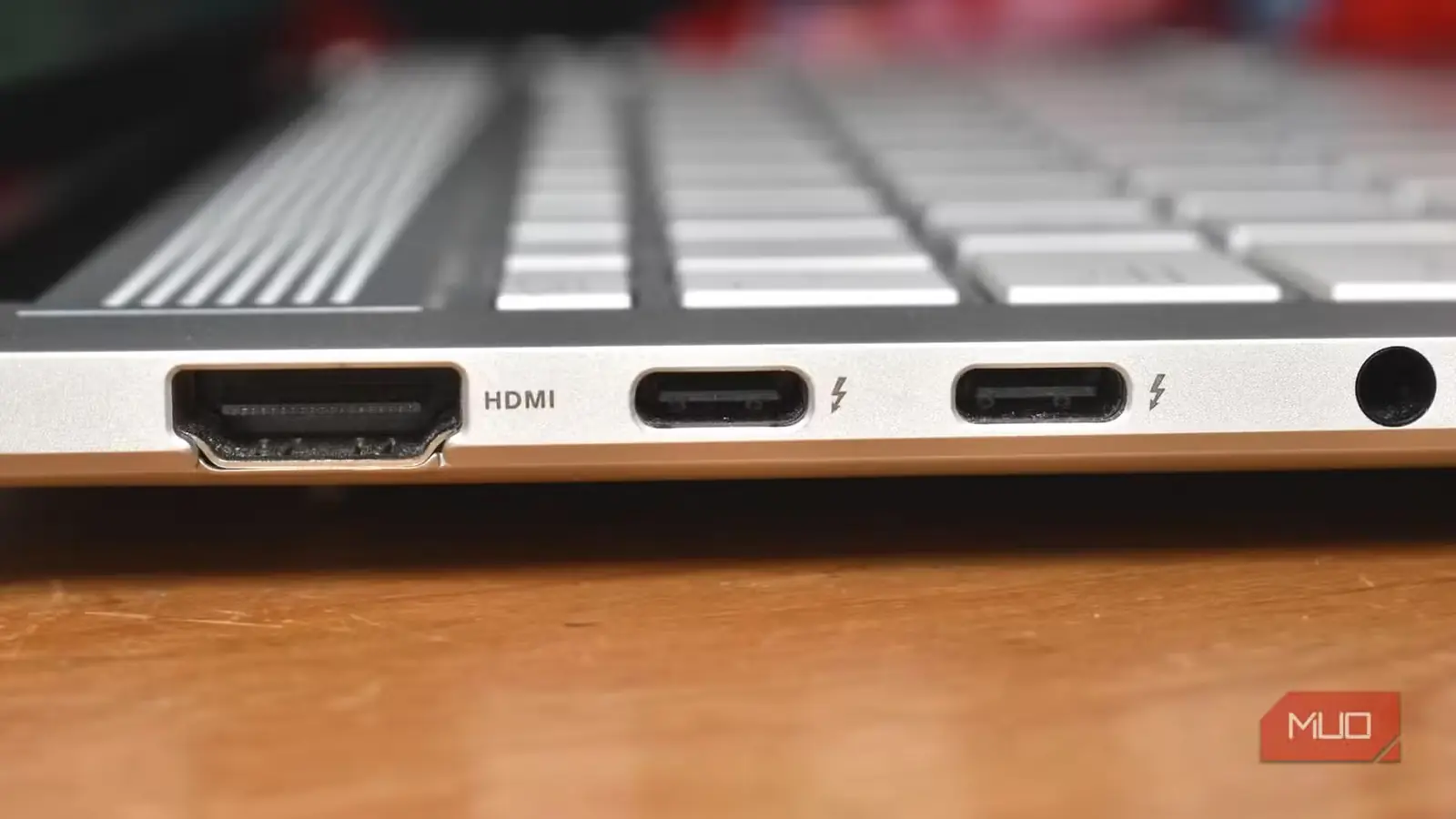 درگاههای USB-C و لایتنینگ در کنار درگاه HDMI