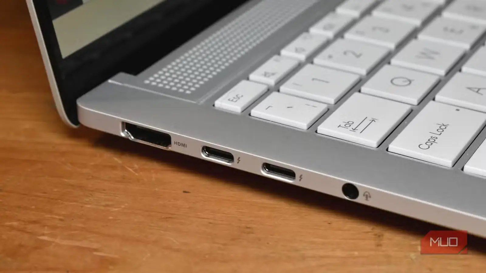 دو درگاه USB-C و لایتنینگ روی لپتاپ