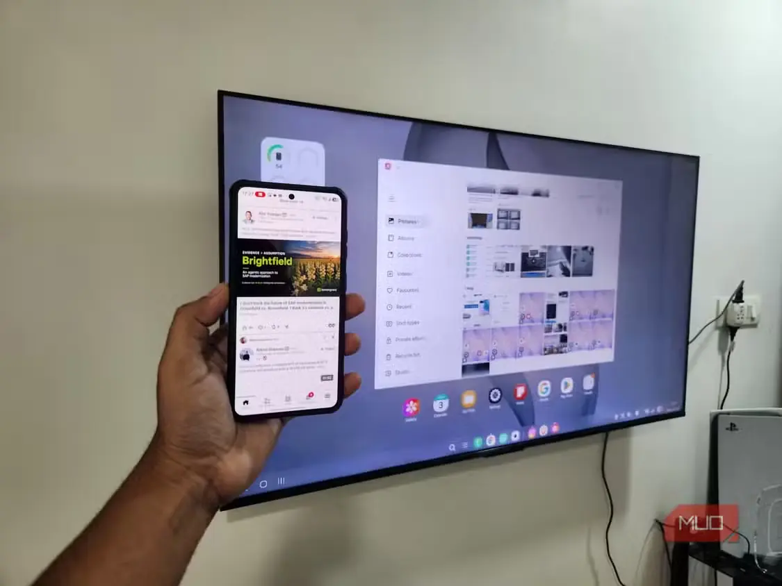 Samsung DeX روی تلویزیون و گوشی Galaxy در دست