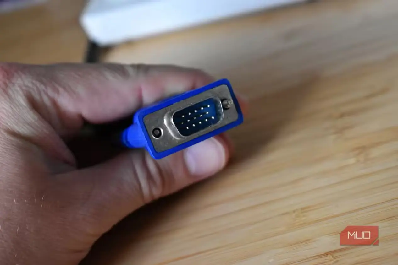 نمای نزدیک اتصال VGA در دست