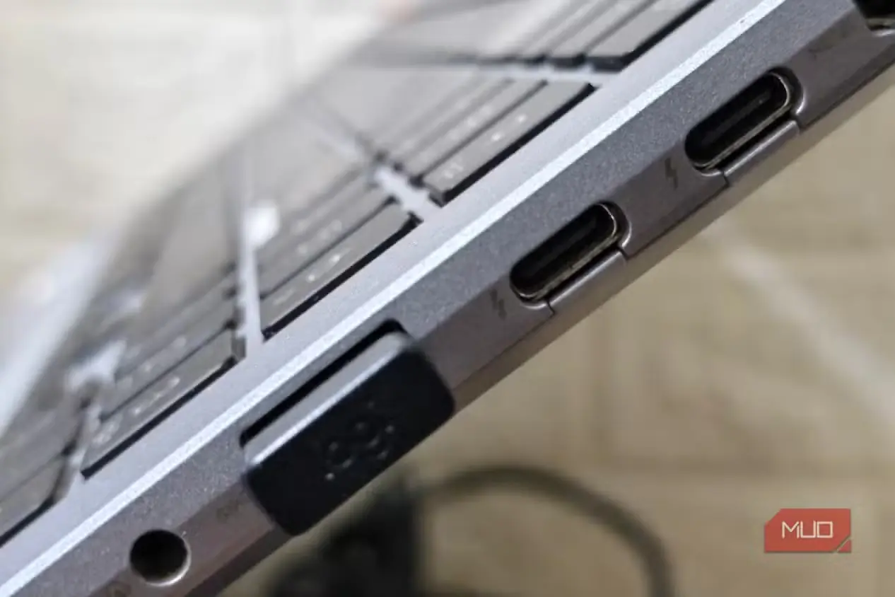 نمای جانبی دو درگاه USB-C و یک درگاه USB-A