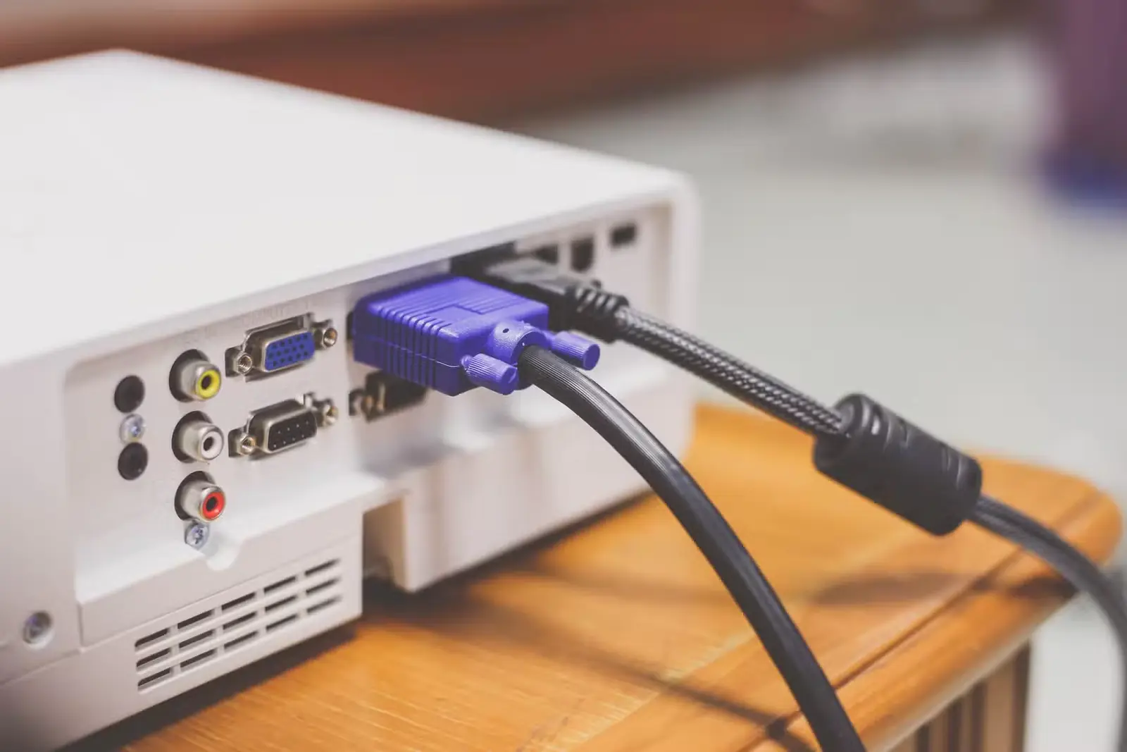 کابل VGA متصل به پروژکتور