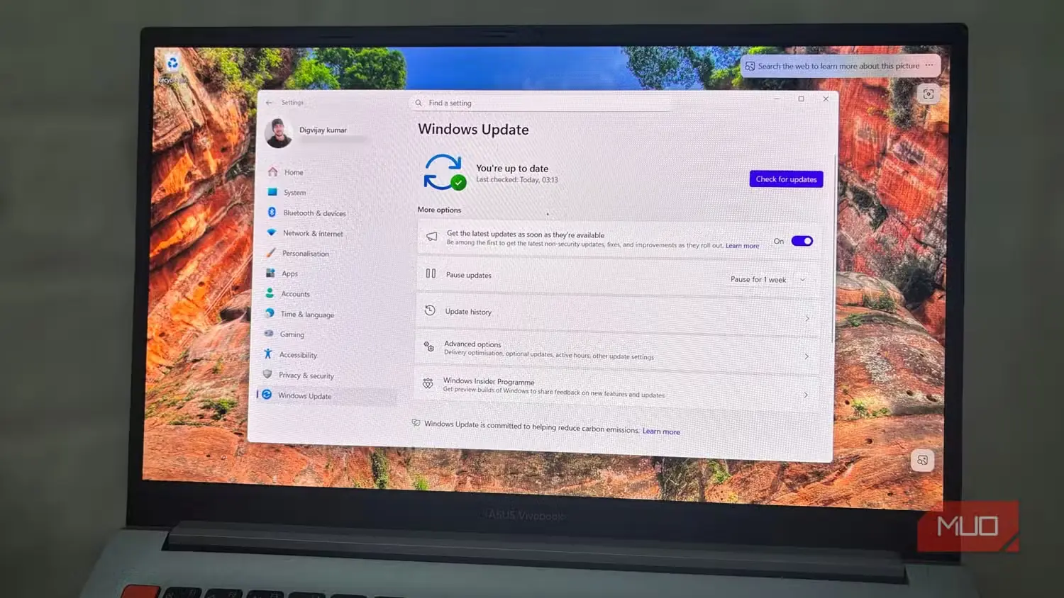نمایش تنظیمات Windows Update روی صفحهٔ لپتاپ