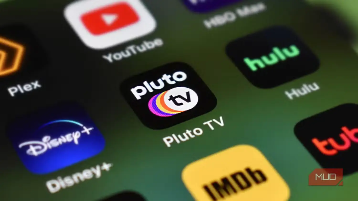 ردیف برنامه‌های پخش آنلاین روی گوشی هوشمند با تمرکز بر Pluto TV