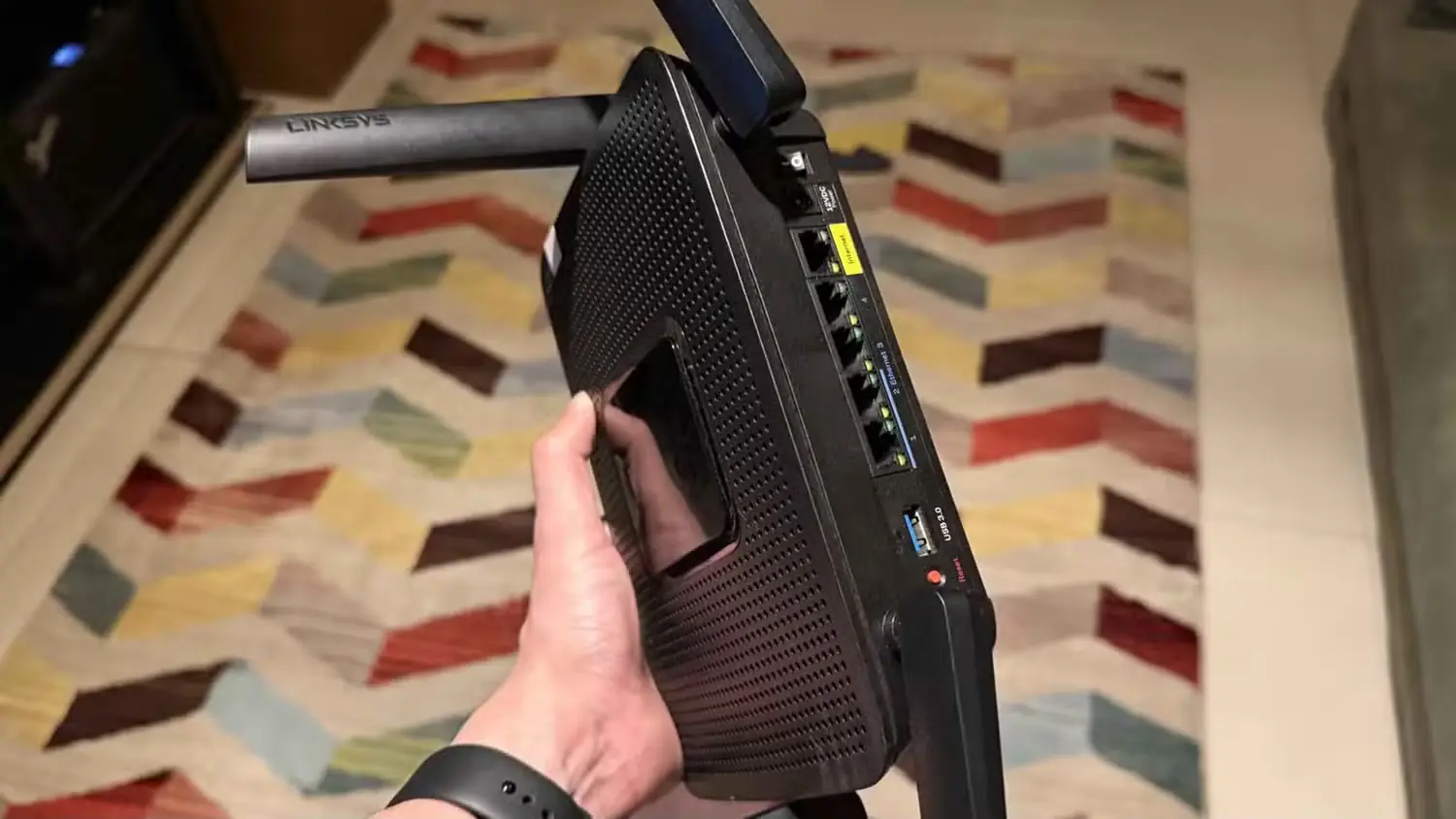 روتر Linksys EA8300 در دست کاربر با نمای درگاههای پشت دستگاه