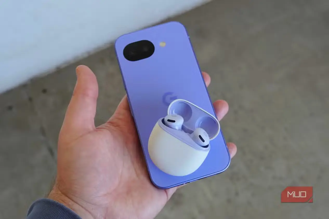 Pixel Buds 2a و Pixel 10a در دست کاربر