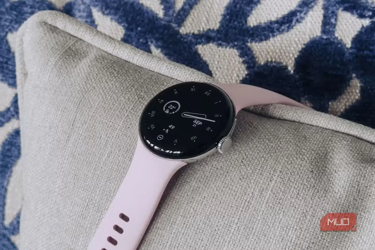 ساعت Google Pixel Watch 3 روی یک بالش