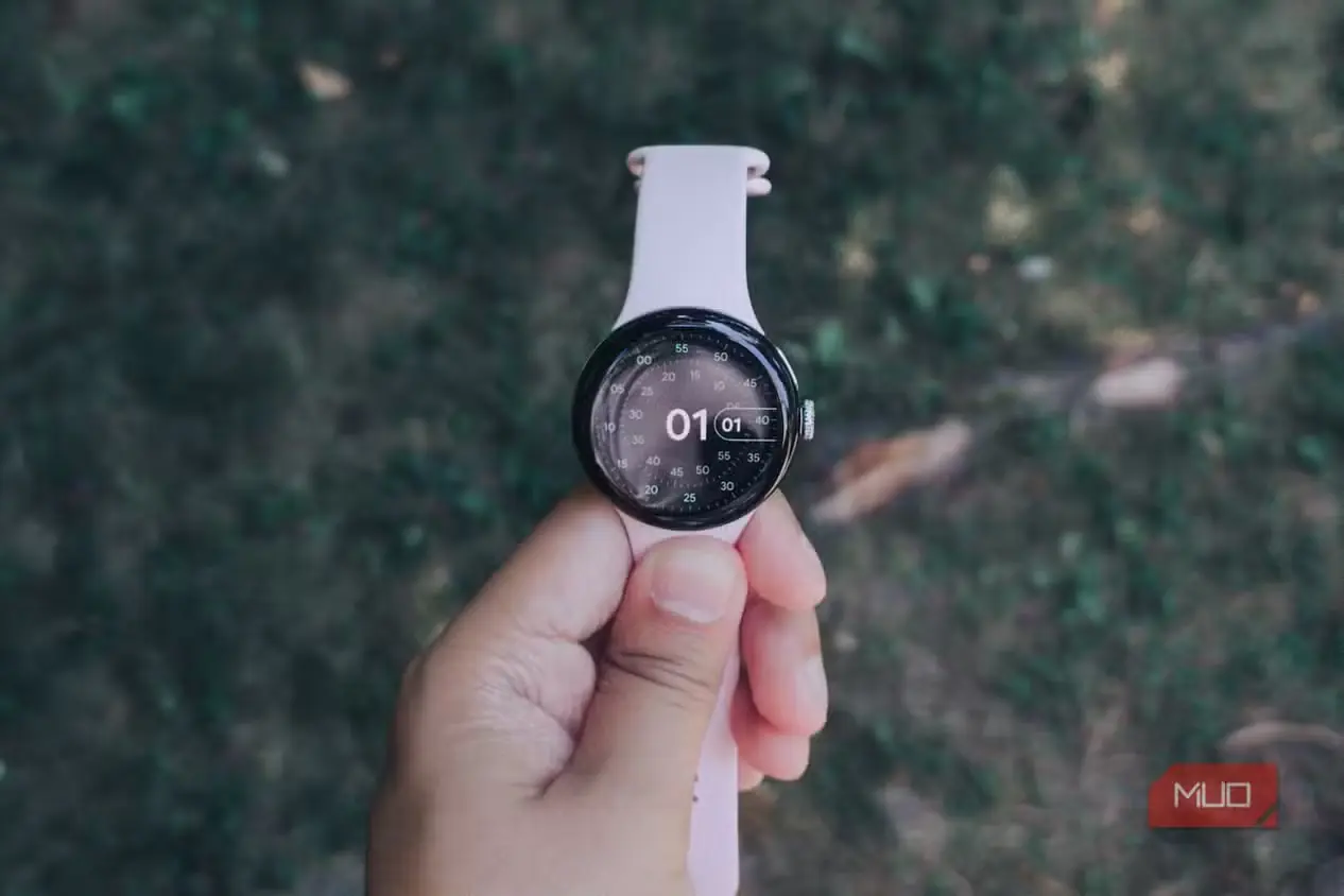 ساعت Google Pixel Watch 3 در دست کاربر
