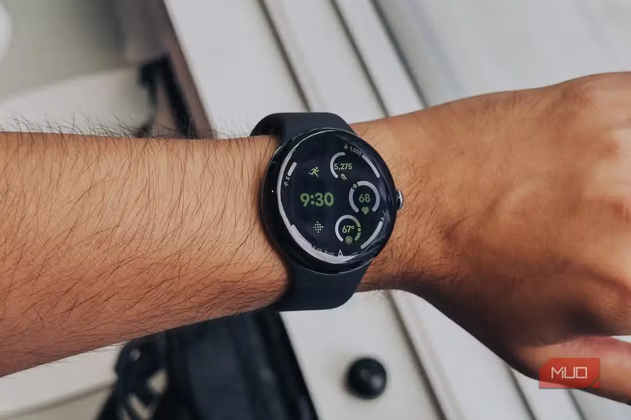 ساعت Pixel Watch 3 XL بستهشده روی مچ دست