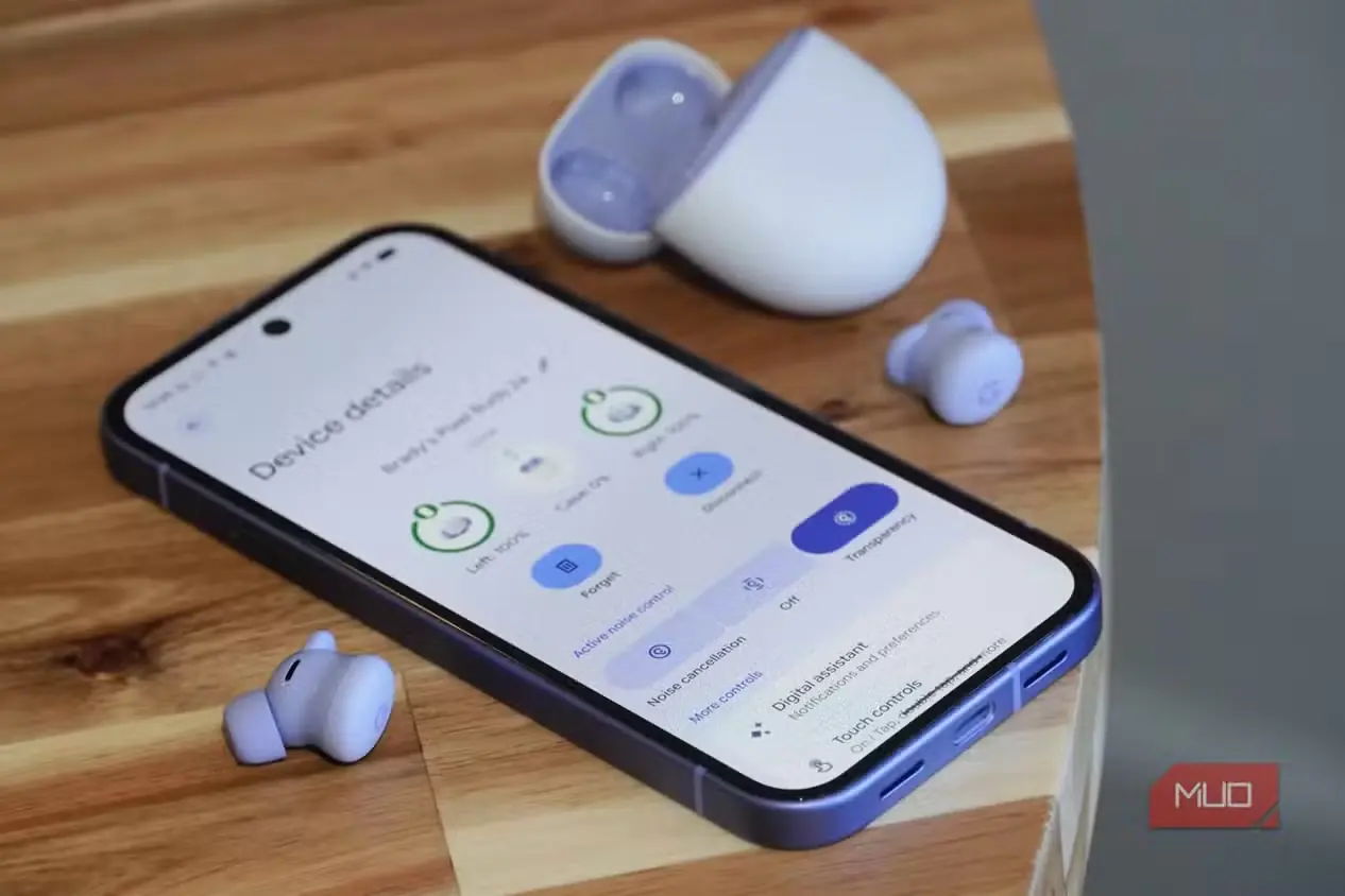 Google Pixel Buds 2a در کنار گوشی Pixel 10a
