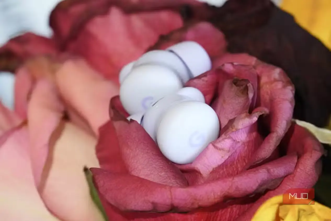 Pixel Buds 2a در میان گل رز