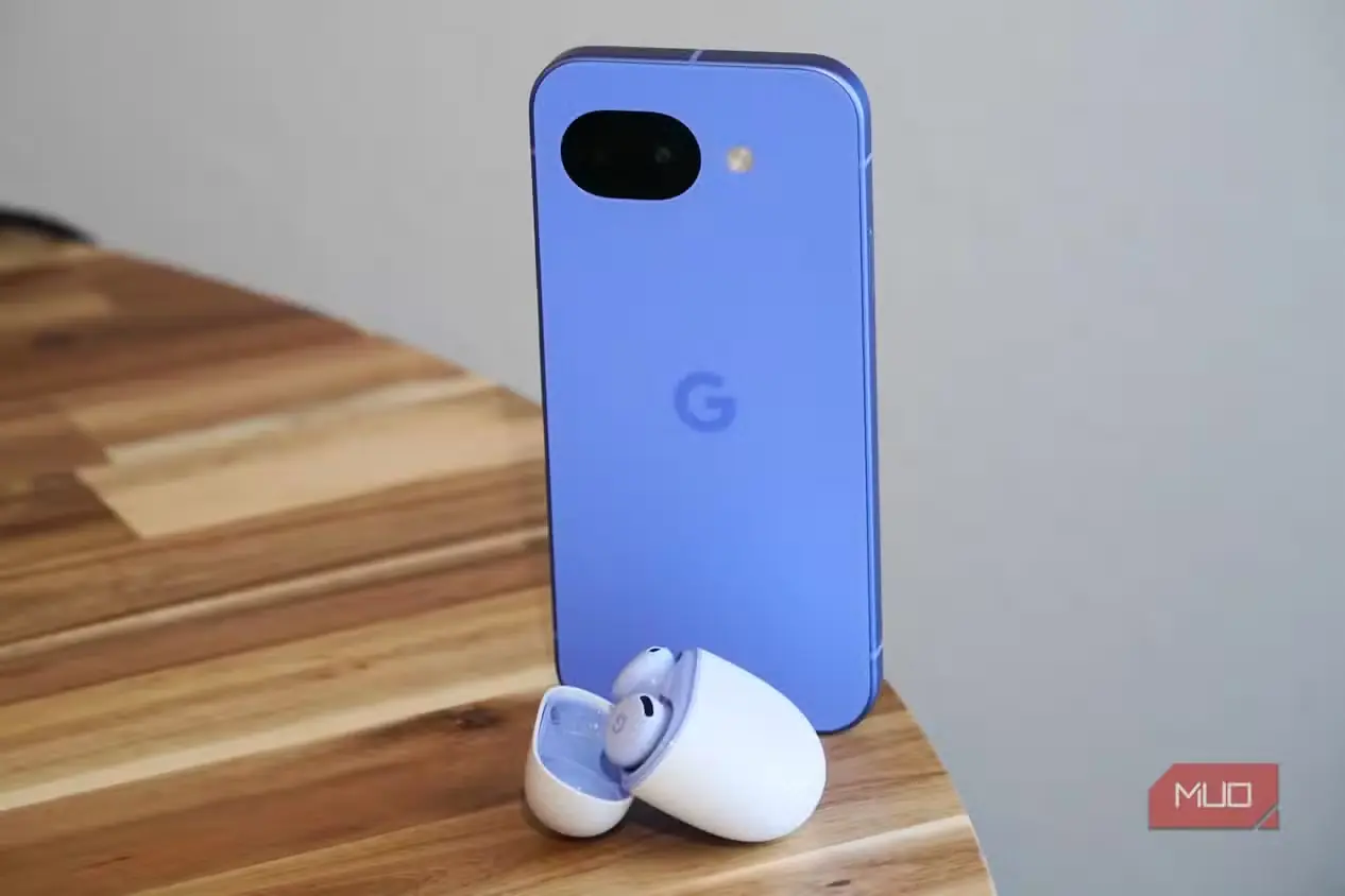 گوشی Pixel 10a ایستاده در کنار یک جفت Pixel Buds 2a