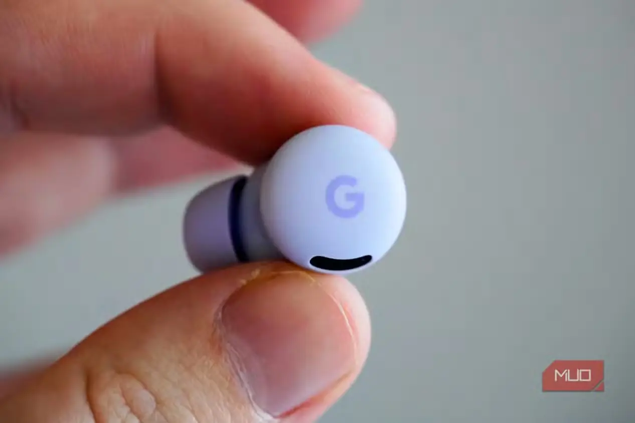 ایرباد Pixel Buds 2a در دست کاربر