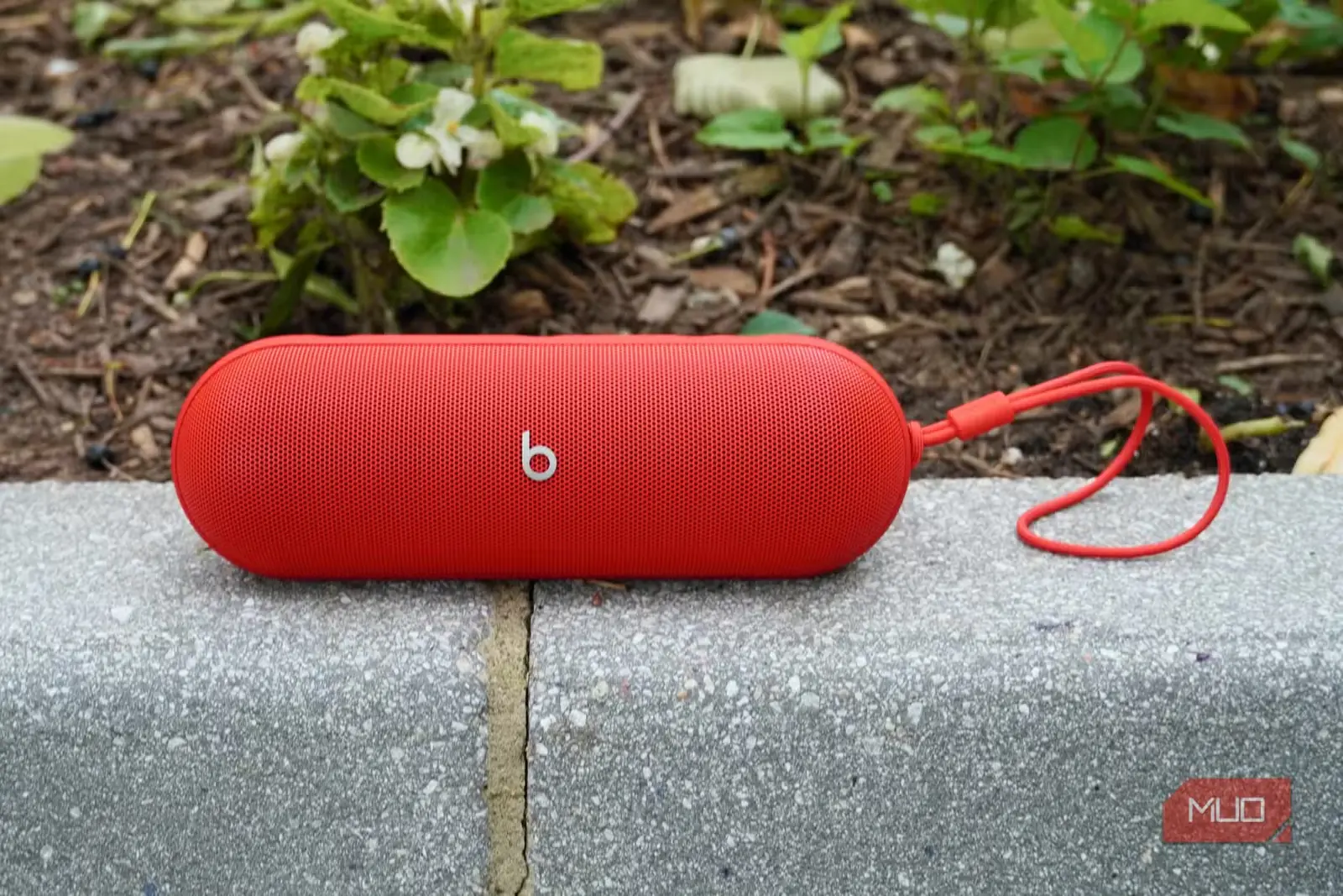 بلندگوی Beats Pill در فضای باز