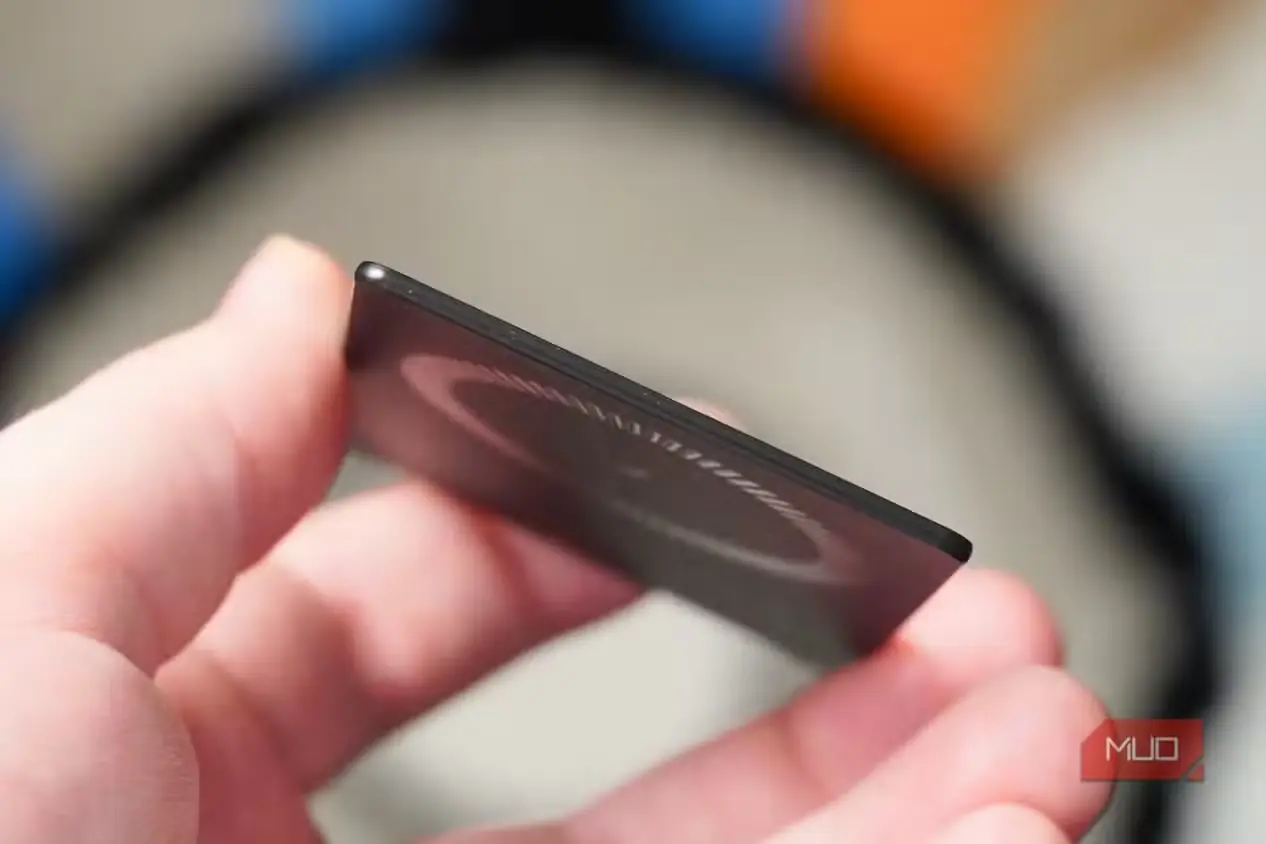 نمایش ضخامت کارت Peak Design Beacon Card