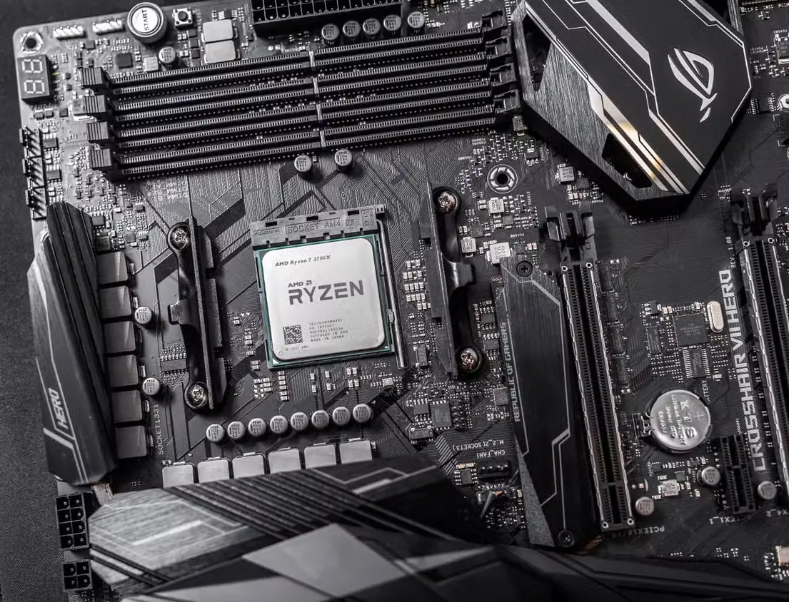 پردازندهٔ AMD Ryzen 7 2700X در سوکت مادربرد