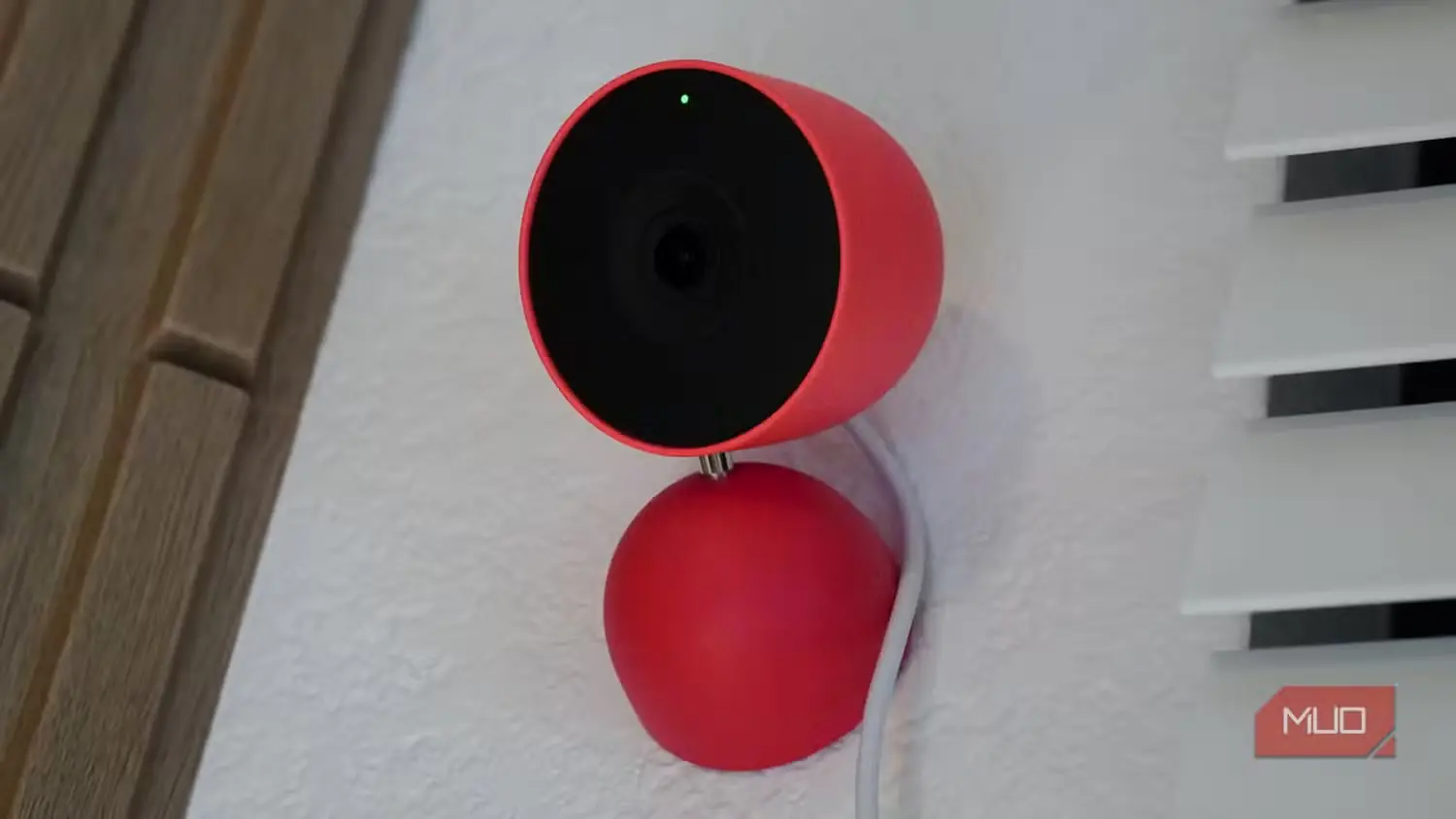 دوربین Google Nest Cam Indoor Gen 3 نصبشده روی دیوار با چراغ روشن دوربین