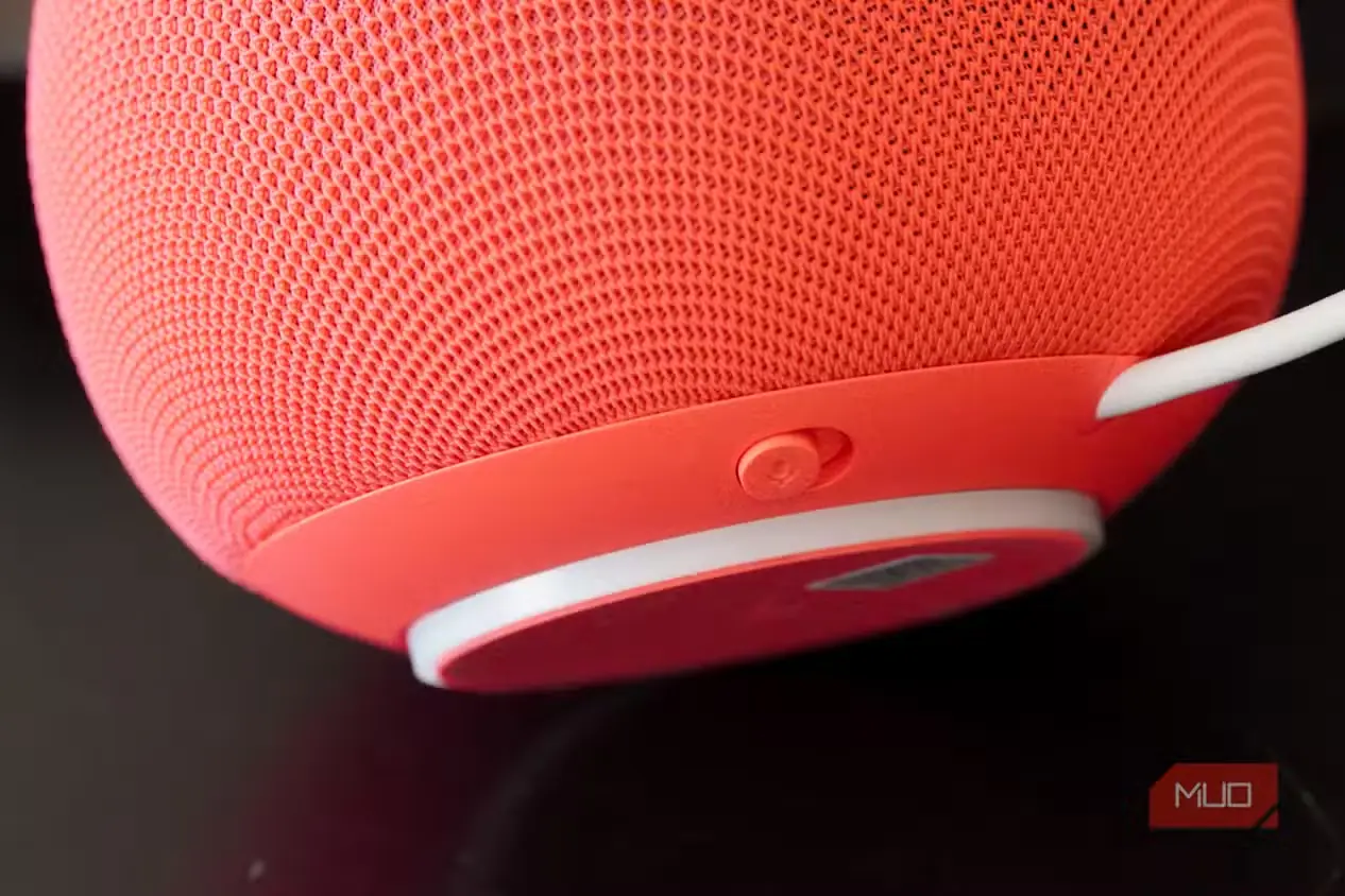 نمای نزدیک کلید قطع صدا روی Home Speaker