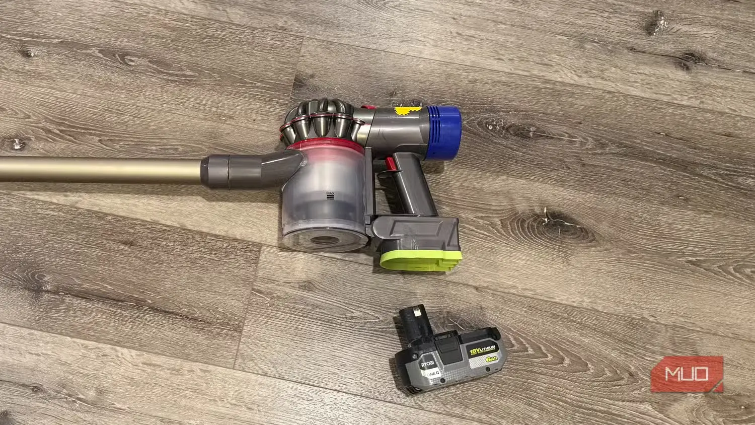 جاروبرقی Dyson V8 با باتری جداشده Ryobi