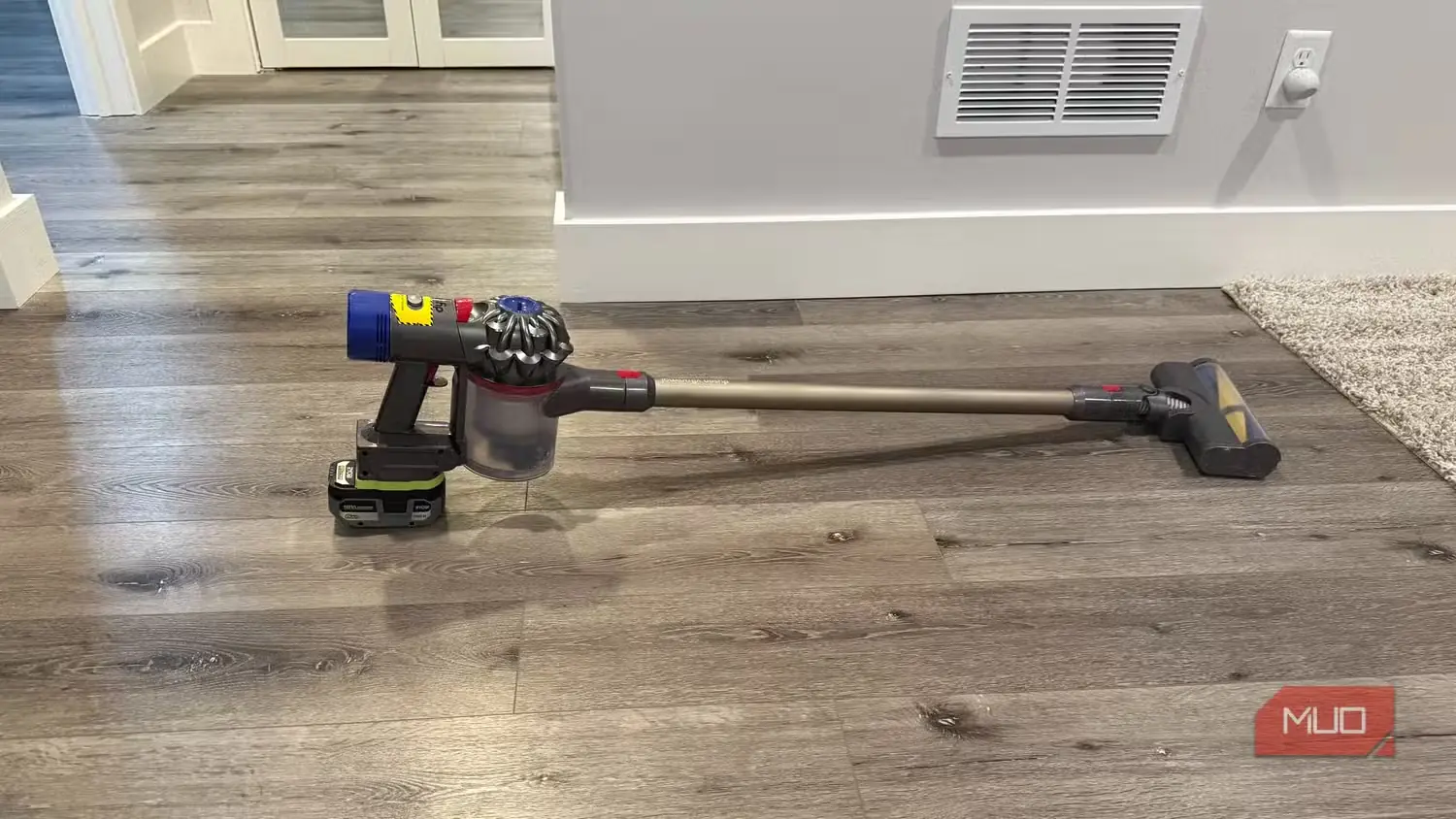 جاروبرقی Dyson V8 با باتری نصبشده Ryobi
