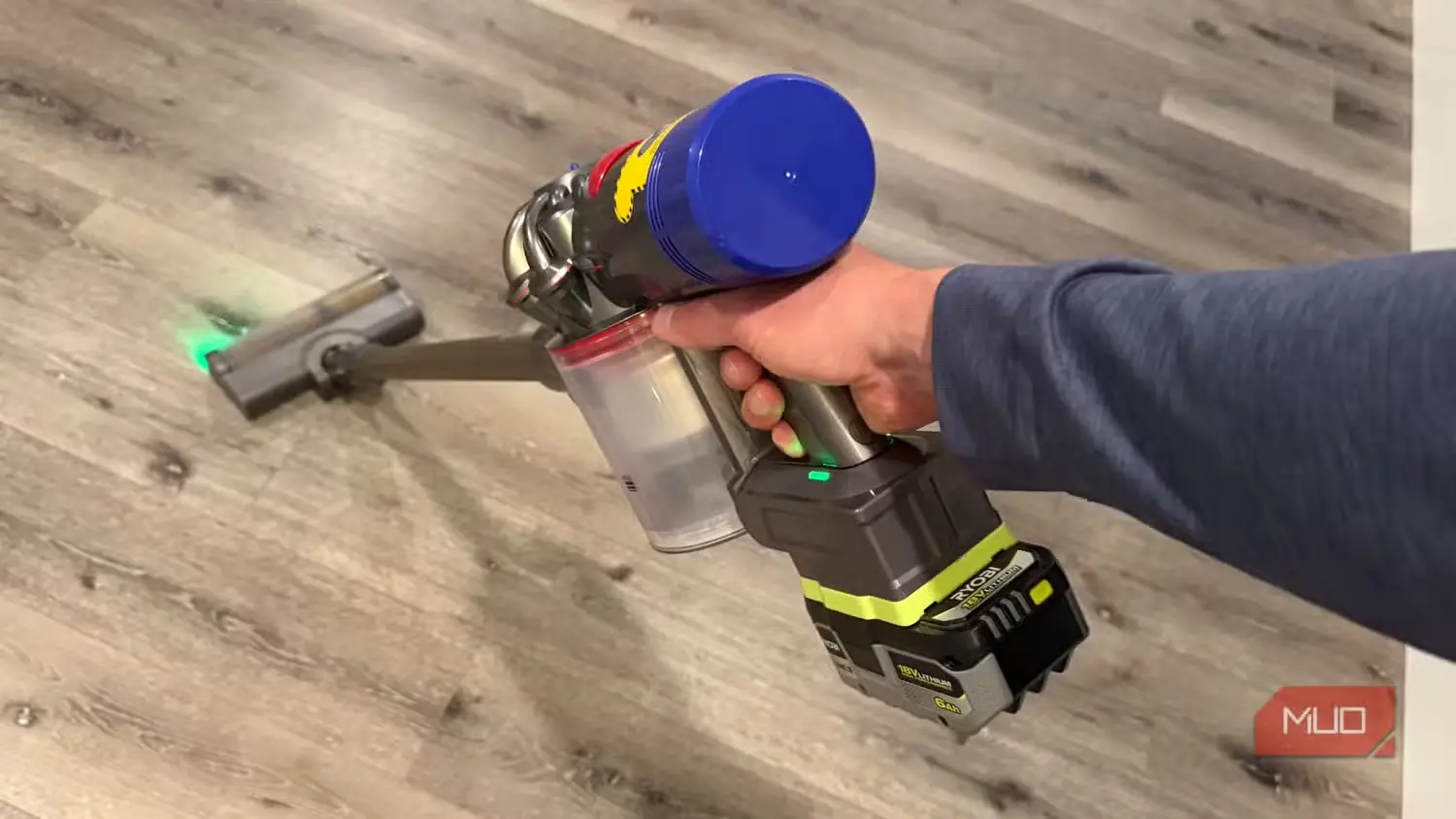 جاروکردن با Dyson V8 مجهز به باتری Ryobi