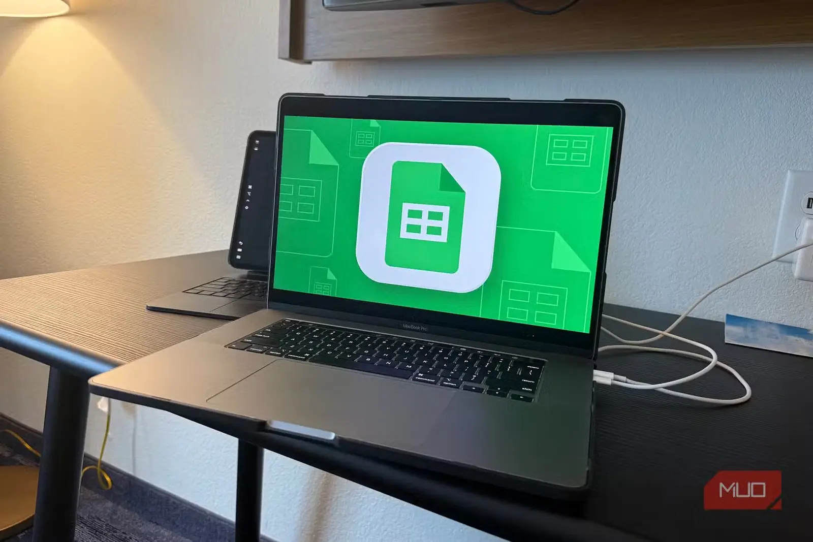 لپتاپ Intel MacBook Pro با نشان Google Sheets روی صفحهنمایش