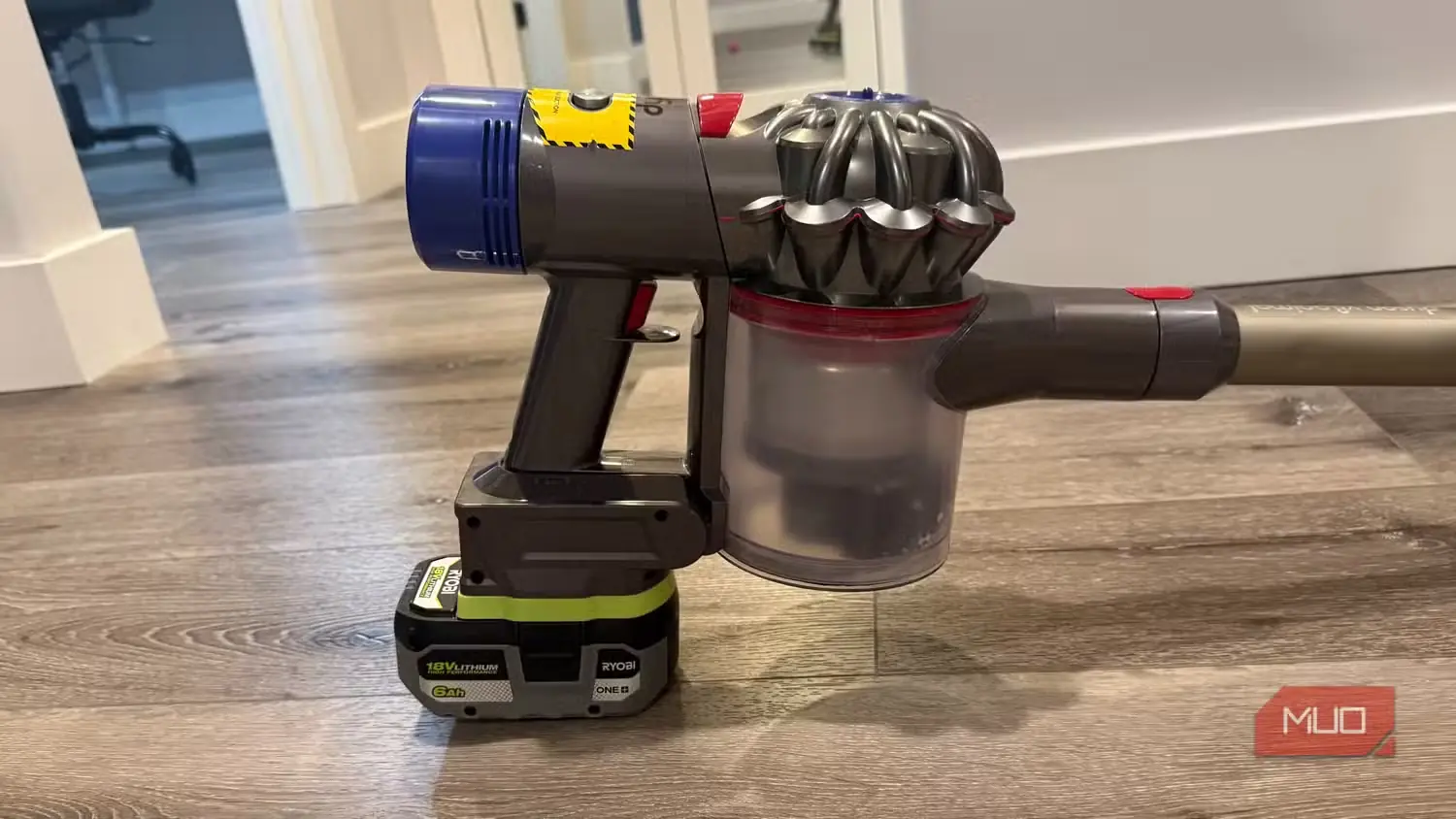 جاروبرقی Dyson V8 مجهز به باتری Ryobi